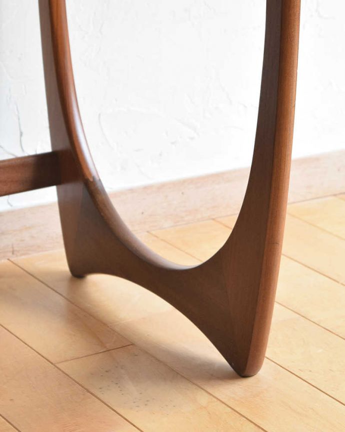 G-PLAN(Gプラン)　アンティーク家具　３つのテーブルがセットで届く！G-planのヴィンテージネストテーブル。持ち上げなくても移動できます！Handleのアンティークは、脚の裏にフェルトキーパーをお付けしていますので、床を滑らせてれば移動が簡単です。(x-1030-f)