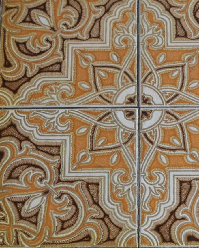 G-PLAN(Gプラン)　アンティーク家具　３つのテーブルがセットで届く！G-planのヴィンテージネストテーブル。ミッドセンチュリー独特の雰囲気この時代のタイルは模様がとにかく素晴らしいんです。(x-1030-f)