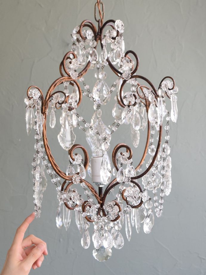 アンティークのガラス付きシャンデリア