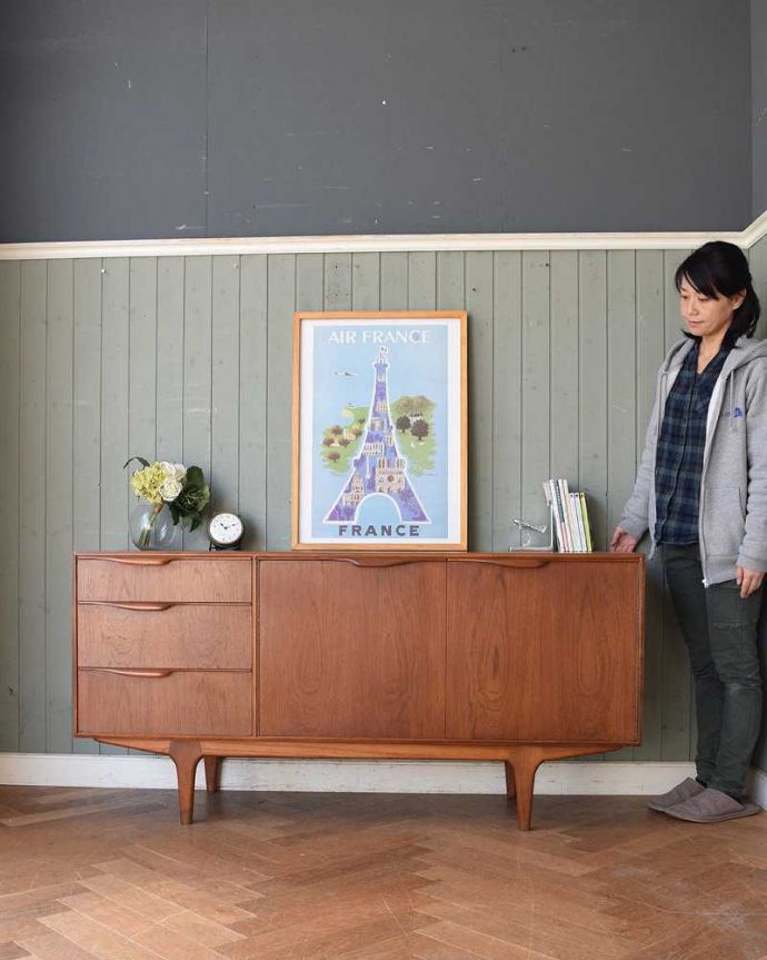 サイドボード　アンティーク家具　北欧スタイルのヴィンテージ家具、リビングで活躍するサイドボード（マッキントッシュ）。人気のヒミツは北欧スタイルのデザインやっぱりスッキリとカッコイイ北欧デザインが人気のサイドボード。(x-1031-f)