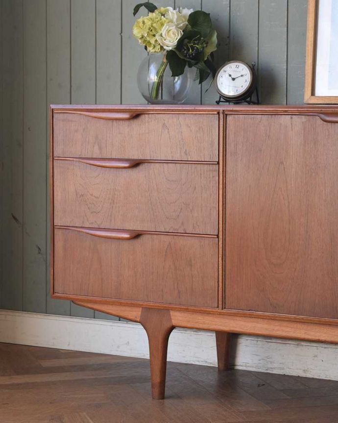 サイドボード　アンティーク家具　北欧スタイルのヴィンテージ家具、リビングで活躍するサイドボード（マッキントッシュ）。ヴィンテージ家具らしいあたたかさ。(x-1031-f)