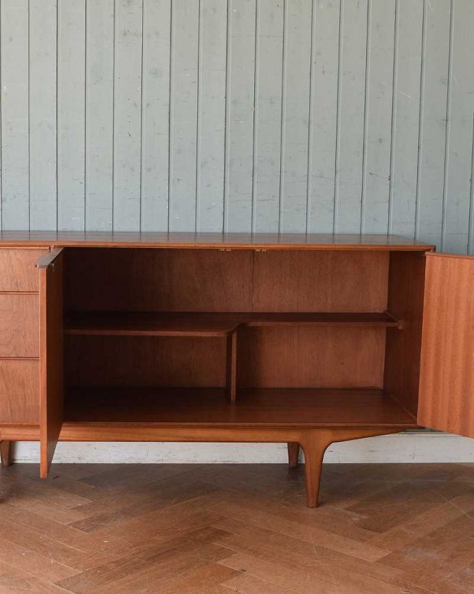 サイドボード　アンティーク家具　北欧スタイルのヴィンテージ家具、リビングで活躍するサイドボード（マッキントッシュ）。扉の奥はたっぷり収納扉を開けると、中にはたっぷりの収納。(x-1031-f)