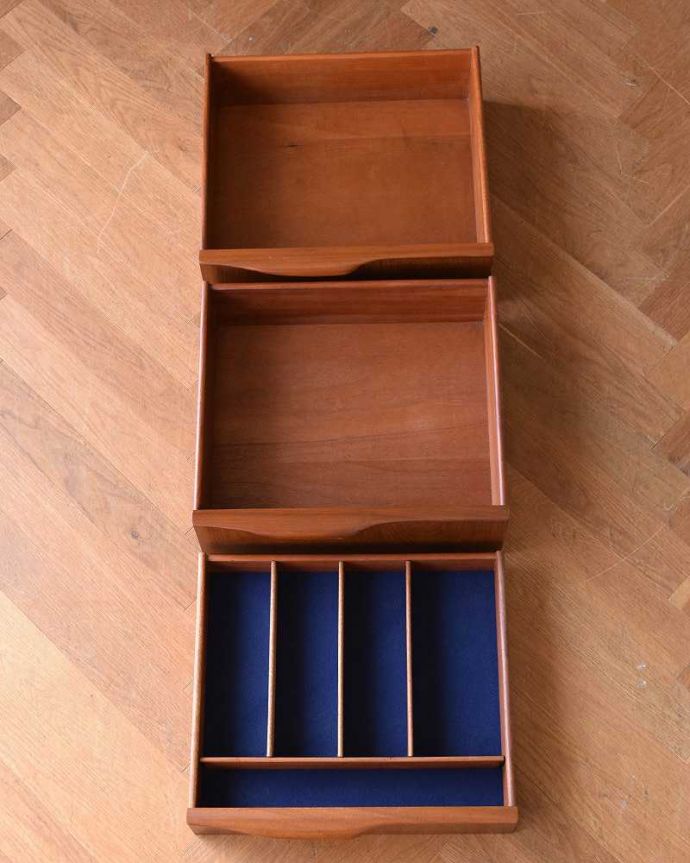 サイドボード　アンティーク家具　北欧スタイルのヴィンテージ家具、リビングで活躍するサイドボード（マッキントッシュ）。キレイにお直ししました引き出しの中も修復の際、専門の職人がキレイにしました。(x-1031-f)