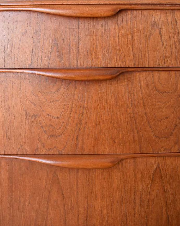 サイドボード　アンティーク家具　北欧スタイルのヴィンテージ家具、リビングで活躍するサイドボード（マッキントッシュ）。デザインの一部になっている取っ手取っ手のデザインもシンプルかつ機能的に。(x-1031-f)