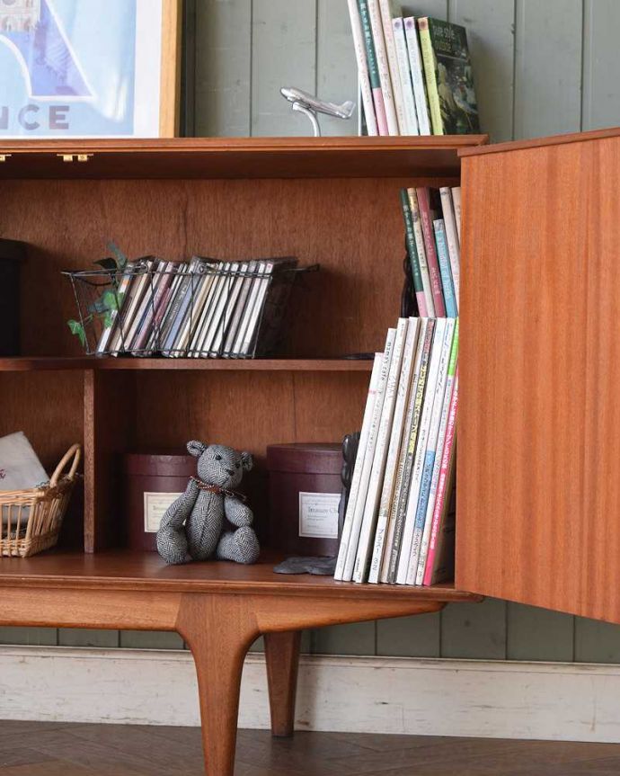 サイドボード　アンティーク家具　北欧スタイルのヴィンテージ家具、リビングで活躍するサイドボード（マッキントッシュ）。扉の中は収納たっぷりA4サイズの雑誌までしっかり収納出来ちゃう大きさ。(x-1031-f)