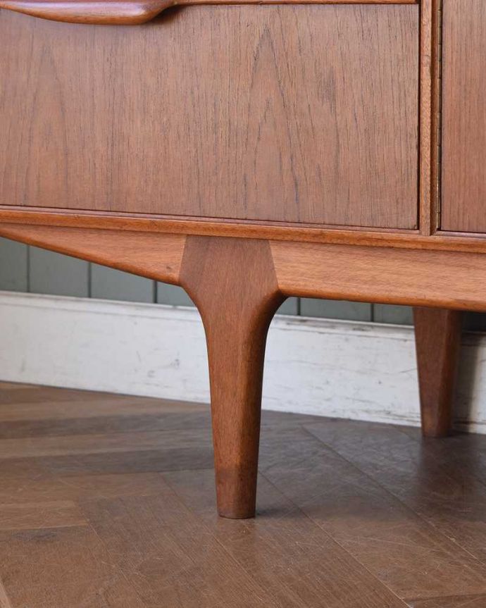 サイドボード　アンティーク家具　北欧スタイルのヴィンテージ家具、リビングで活躍するサイドボード（マッキントッシュ）。スッキリとした脚の裏には…Handleの家具の脚裏にはフェルトキーパーをお付けしています。(x-1031-f)