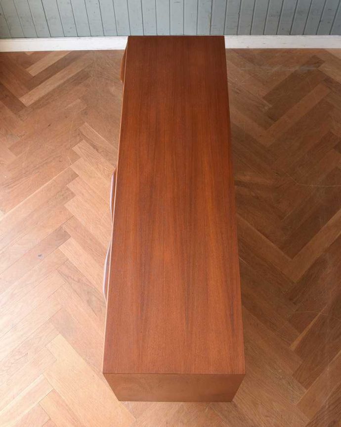 サイドボード　アンティーク家具　北欧スタイルのヴィンテージ家具、リビングで活躍するサイドボード（マッキントッシュ）。天板の塗装もキレイに仕上げましたヴィンテージの家具は修復方法が様々。(x-1031-f)