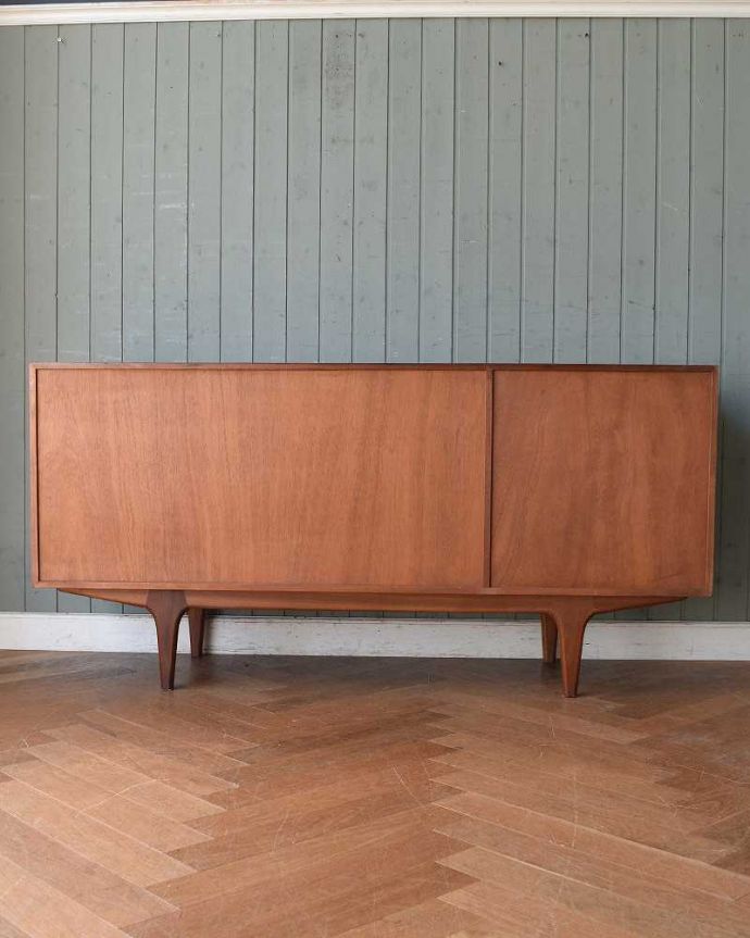 サイドボード　アンティーク家具　北欧スタイルのヴィンテージ家具、リビングで活躍するサイドボード（マッキントッシュ）。もちろん後ろ姿もキレイですビンテージは新品ではないので、もちろん経年変化によるキズはあります。(x-1031-f)