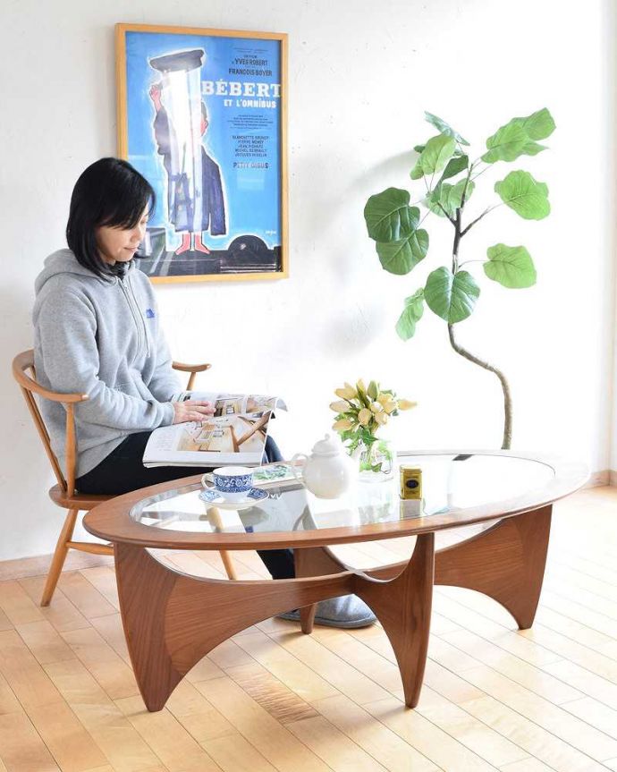 G-PLAN(Gプラン)　アンティーク家具　どこに置いてもかっこよく決まるアンティークのG-plan センターテーブル。女性っぽいシンプルさがカッコいいG-PLANG-PLANの定番は天板がガラスなので女性から見てもバツグンの使いやすさ。(x-1032-f)