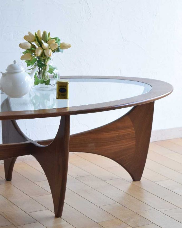 G-PLAN(Gプラン)　アンティーク家具　どこに置いてもかっこよく決まるアンティークのG-plan センターテーブル。木×ガラスが作り出すクールな優しさあたたかい木材の上にクールなガラス天板を乗せたシンプルなデザインは、見た目だけじゃなく使い勝手もバツグン。(x-1032-f)