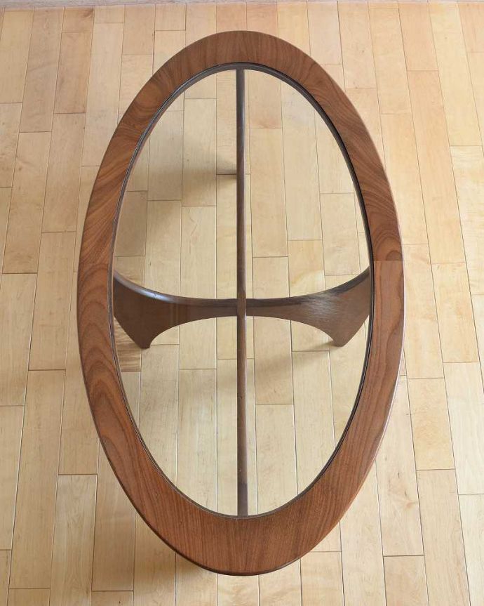 G-PLAN(Gプラン)　アンティーク家具　どこに置いてもかっこよく決まるアンティークのG-plan センターテーブル。上から見るとこんな感じ。(x-1032-f)