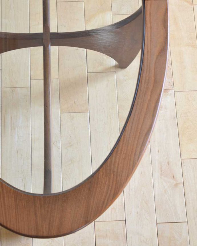 G-PLAN(Gプラン)　アンティーク家具　どこに置いてもかっこよく決まるアンティークのG-plan センターテーブル。天板を近くで見てみると･･･こんな感じでとってもキレイです！気になる方には新しいガラス天板に取り替えてお届けします。(x-1032-f)