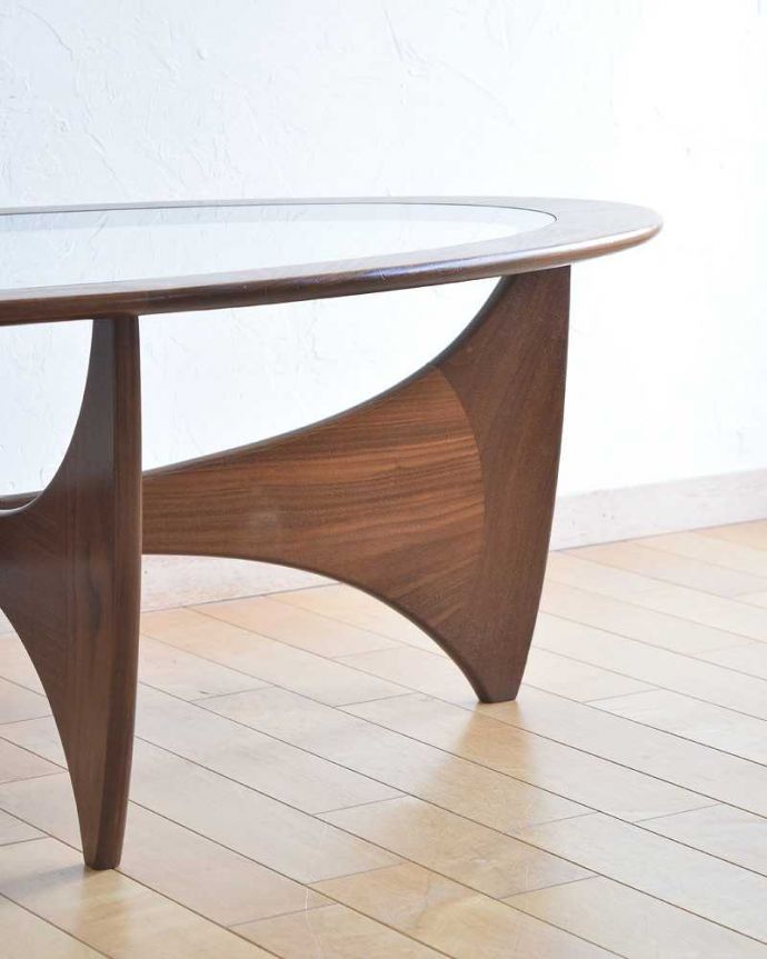 G-PLAN(Gプラン)　アンティーク家具　どこに置いてもかっこよく決まるアンティークのG-plan センターテーブル。女性1人でラクラク運べちゃう仕掛けHandleのアンティークは、脚の裏にフェルトキーパーをお付けしています。(x-1032-f)