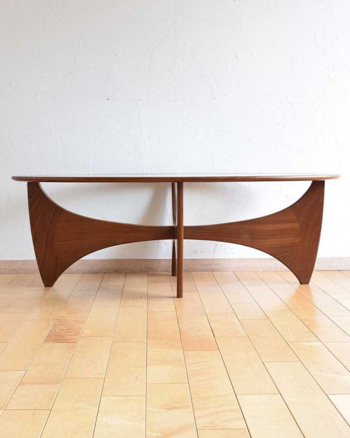 G-PLAN(Gプラン)　アンティーク家具　どこに置いてもかっこよく決まるアンティークのG-plan センターテーブル。横から見てもカッコイイ北欧スタイルの家具はデザインがステキだから、横から見た姿も絵になるカッコよさ！。(x-1032-f)