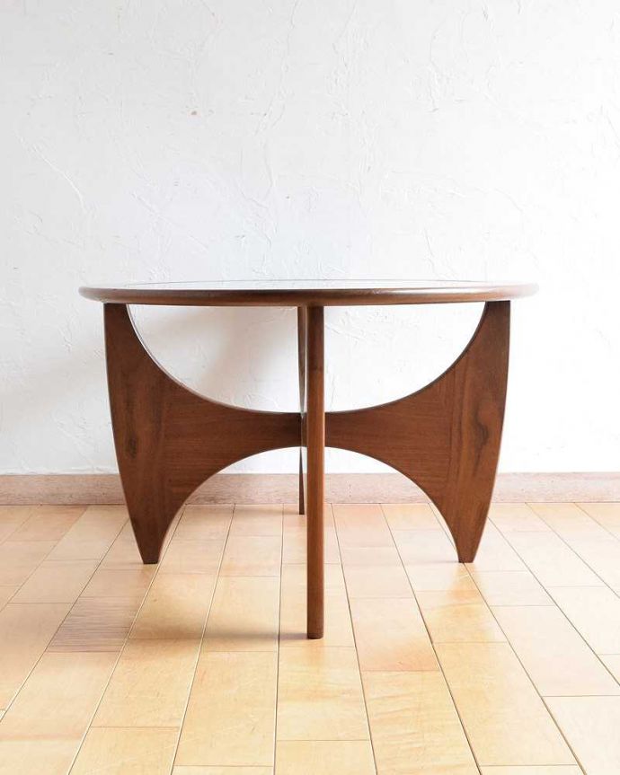 G-PLAN(Gプラン)　アンティーク家具　どこに置いてもかっこよく決まるアンティークのG-plan センターテーブル。見る角度によって見え方が違う…ヴィンテージなので、もちろん経年変化によるキズはありますが、専門の職人がしっかり修復しているので安心さが違います。(x-1032-f)