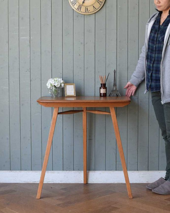 アーコールの家具　アンティーク家具　アーコールのダイニングテーブルにピタッとくっつくアンティークエンドテーブル。スッキリした脚のアーコールのエンドテーブルアーコールらしいフォルムが特長のエンドテーブル。(x-1033-f)