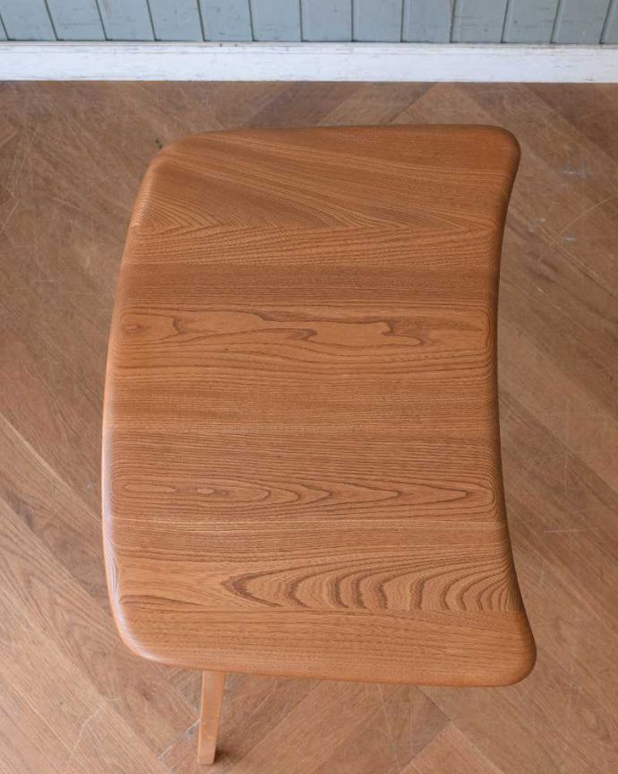 アーコールの家具　アンティーク家具　アーコールのダイニングテーブルにピタッとくっつくアンティークエンドテーブル。やっぱり気になる天板の仕上げ方テーブルの主役はやっぱり天板。(x-1033-f)