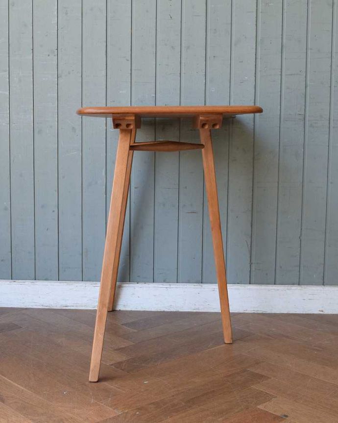 アーコールの家具　アンティーク家具　アーコールのダイニングテーブルにピタッとくっつくアンティークエンドテーブル。クルッと回転。(x-1033-f)