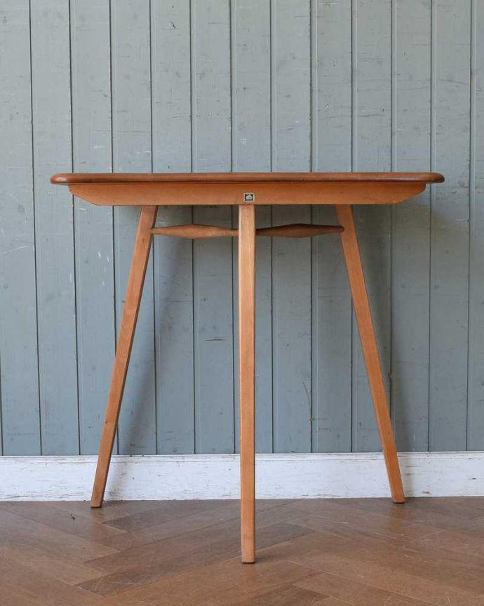 アーコールの家具　アンティーク家具　アーコールのダイニングテーブルにピタッとくっつくアンティークエンドテーブル。こちら側も、もちろんキレイです！アンティークは新品ではないので、もちろん経年変化によるキズはありますが、専門の職人がキレイにお直しをしているので、どの角度から見てもキレイです。(x-1033-f)