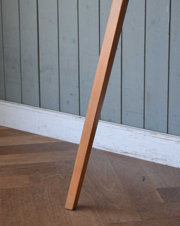 アーコールの家具　アンティーク家具　アーコールのダイニングテーブルにピタッとくっつくアンティークエンドテーブル。持ち上げなくても移動できます！Handleのアンティークは、脚の裏にフェルトキーパーをお付けしていますので、持ち上げず床を滑らせても移動できます。(x-1033-f)