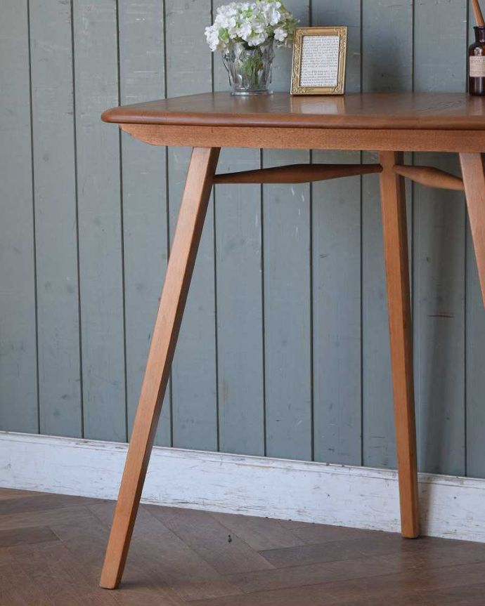 アーコールの家具　アンティーク家具　アーコールのダイニングテーブルにピタッとくっつくアンティークエンドテーブル。クールな表情の中に見えるアーコールらしい優しさアーコールの家具って、角の落とし方が独特。(x-1033-f)