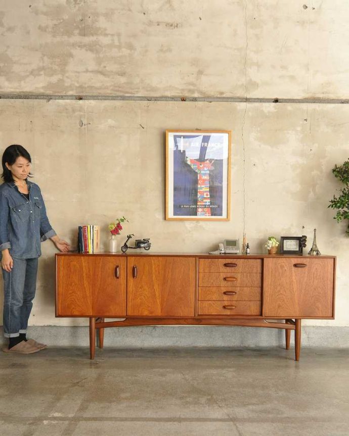 G-PLAN(Gプラン) アンティーク家具 スタイリッシュなデザインが印象的なヴィンテージ家具、北欧スタイルのG-PLANのサイドボード。人気のヒミツは北欧スタイルのデザインやっぱりスッキリとカッコイイ北欧デザインが人気のサイドボード。(x-1034-f)