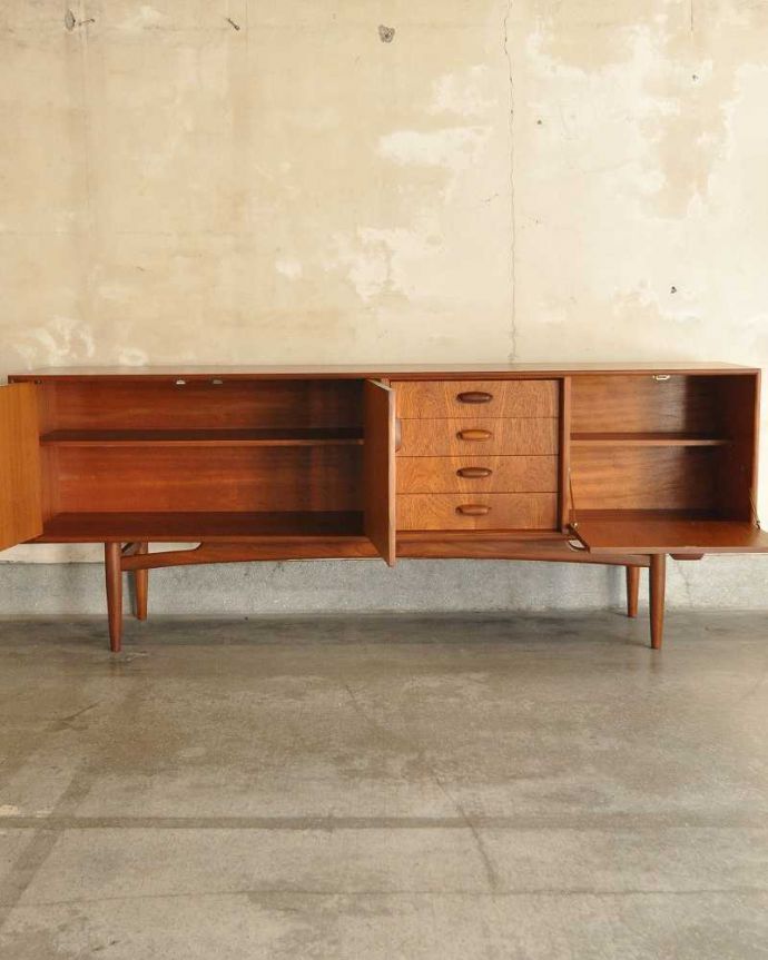 G-PLAN(Gプラン) アンティーク家具 スタイリッシュなデザインが印象的なヴィンテージ家具、北欧スタイルのG-PLANのサイドボード。扉の奥はたっぷり収納扉を開けると、中にはたっぷりの収納。(x-1034-f)