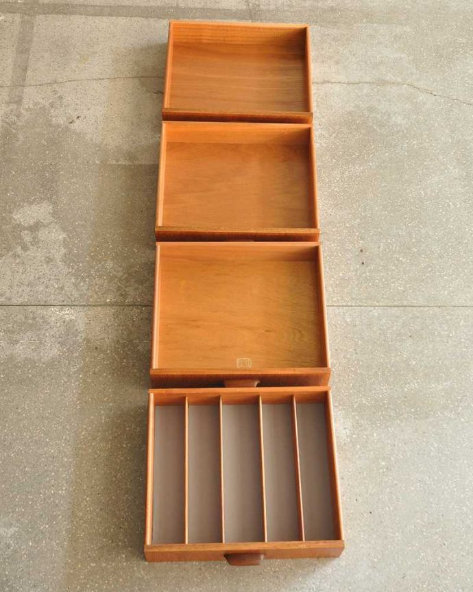 G-PLAN(Gプラン) アンティーク家具 スタイリッシュなデザインが印象的なヴィンテージ家具、北欧スタイルのG-PLANのサイドボード。キレイにお直ししました引き出しの中も修復の際、専門の職人がキレイにしました。(x-1034-f)