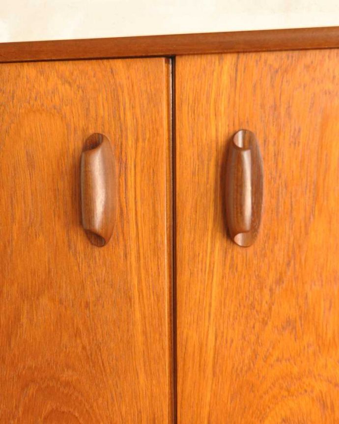 G-PLAN(Gプラン) アンティーク家具 スタイリッシュなデザインが印象的なヴィンテージ家具、北欧スタイルのG-PLANのサイドボード。扉の木目があたたかさを演出クールなデザインなのに、なんだかほっとするあたたかさ。(x-1034-f)