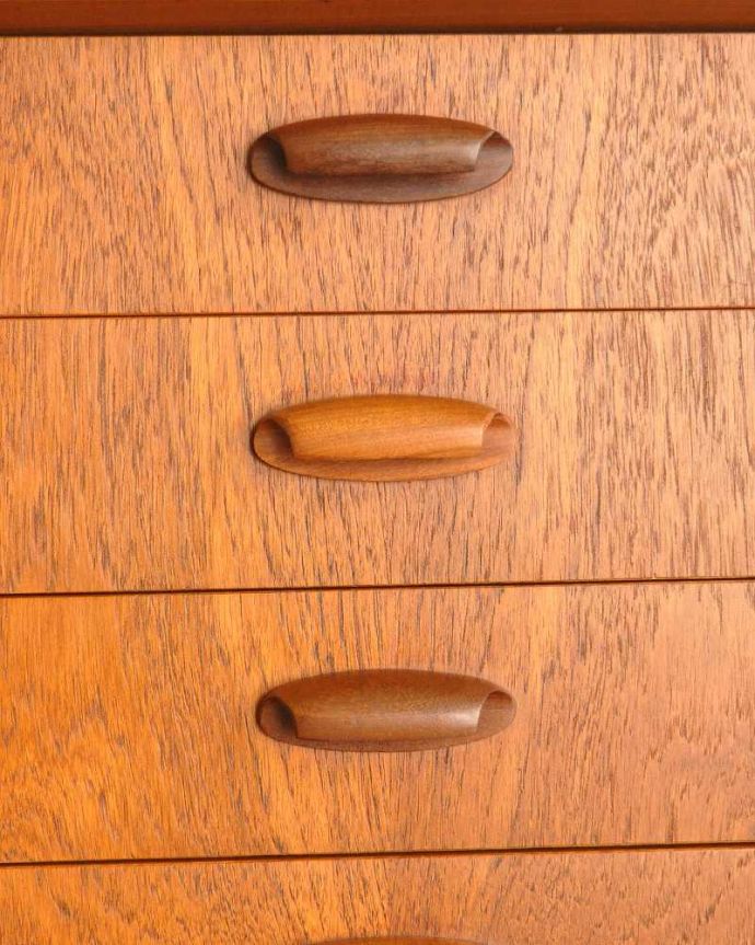 G-PLAN(Gプラン) アンティーク家具 スタイリッシュなデザインが印象的なヴィンテージ家具、北欧スタイルのG-PLANのサイドボード。デザインの一部になっている取っ手取っ手のデザインもシンプルかつ機能的に。(x-1034-f)