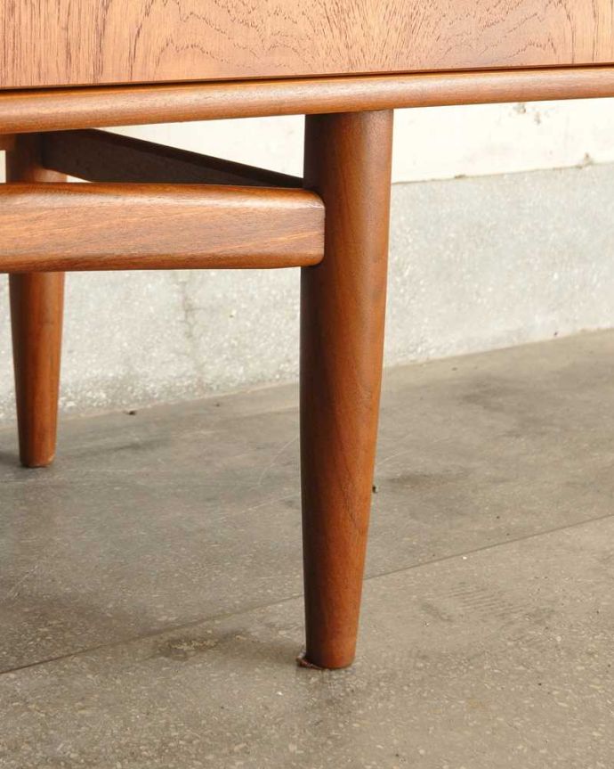 G-PLAN(Gプラン) アンティーク家具 スタイリッシュなデザインが印象的なヴィンテージ家具、北欧スタイルのG-PLANのサイドボード。スッキリとした脚の裏には…Handleの家具の脚裏にはフェルトキーパーをお付けしています。(x-1034-f)