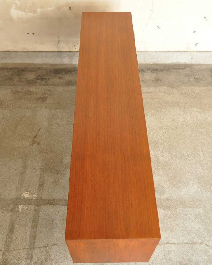 G-PLAN(Gプラン) アンティーク家具 スタイリッシュなデザインが印象的なヴィンテージ家具、北欧スタイルのG-PLANのサイドボード。天板の塗装もキレイに仕上げましたヴィンテージの家具は修復方法が様々。(x-1034-f)