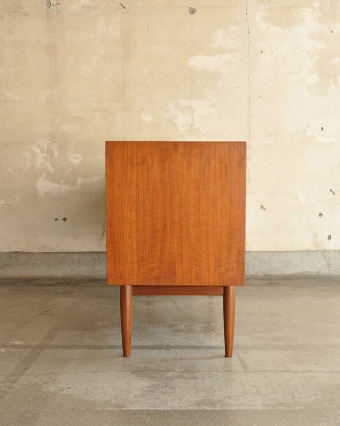 G-PLAN(Gプラン) アンティーク家具 スタイリッシュなデザインが印象的なヴィンテージ家具、北欧スタイルのG-PLANのサイドボード。横から見てもスッキリどこから見てもスッキリとしてステキなヴィンテージ。(x-1034-f)