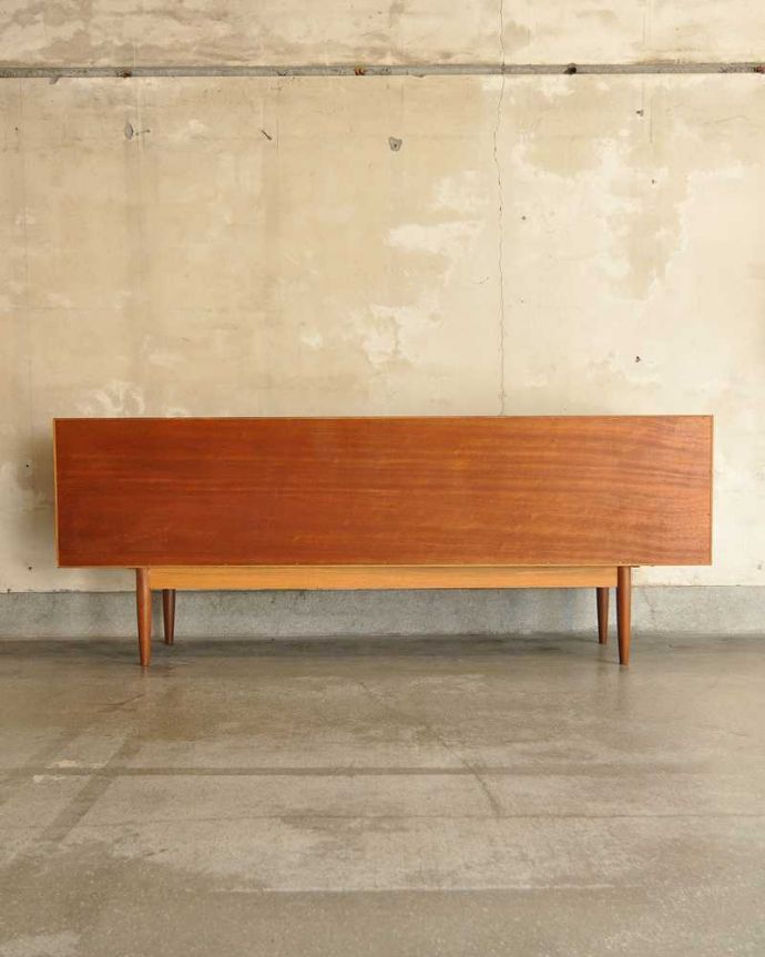 G-PLAN(Gプラン) アンティーク家具 スタイリッシュなデザインが印象的なヴィンテージ家具、北欧スタイルのG-PLANのサイドボード。もちろん後ろ姿もキレイですビンテージは新品ではないので、もちろん経年変化によるキズはあります。(x-1034-f)