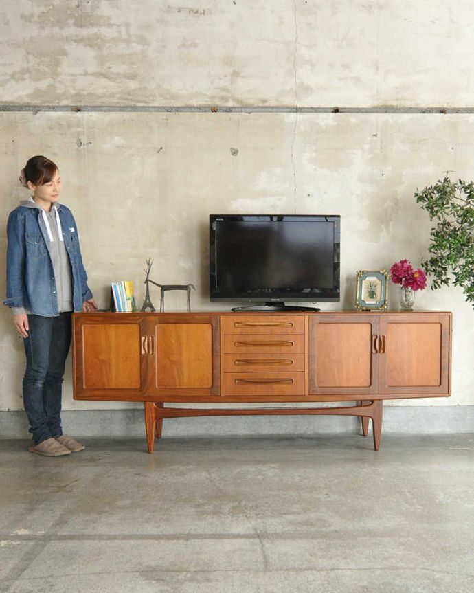 G-PLAN(Gプラン)　アンティーク家具　リビングボードにオススメのヴィンテージ家具、Gプランのサイドボード（G-plan）。人気のヒミツは北欧スタイルのデザインやっぱりスッキリとカッコイイ北欧デザインが人気のサイドボード。(x-1035-f)