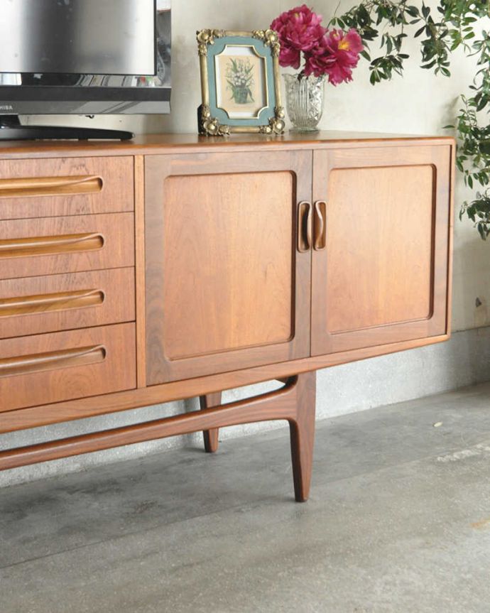 G-PLAN(Gプラン)　アンティーク家具　リビングボードにオススメのヴィンテージ家具、Gプランのサイドボード（G-plan）。ヴィンテージ家具らしいあたたかさ。(x-1035-f)