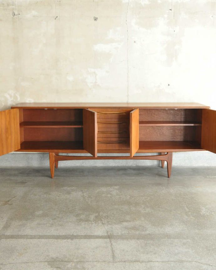 G-PLAN(Gプラン)　アンティーク家具　リビングボードにオススメのヴィンテージ家具、Gプランのサイドボード（G-plan）。扉の奥はたっぷり収納扉を開けると、中にはたっぷりの収納。(x-1035-f)