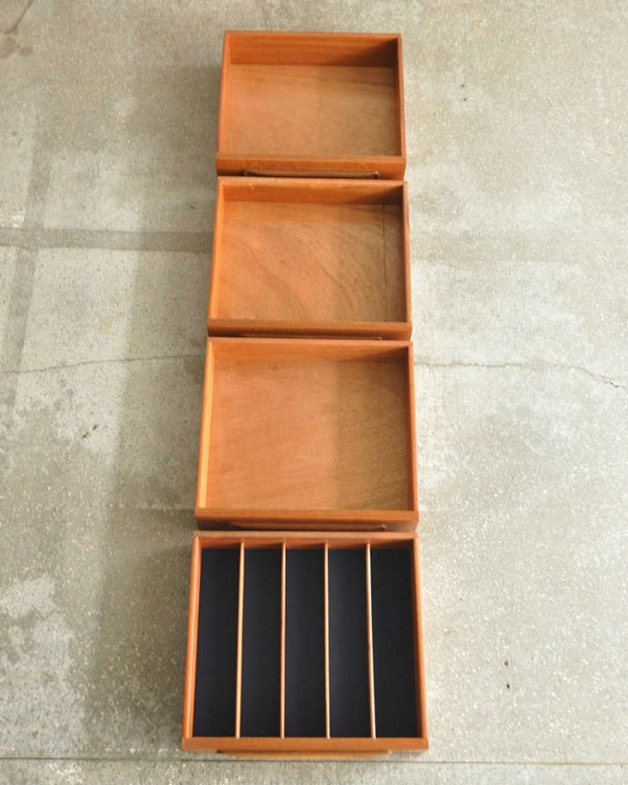 G-PLAN(Gプラン)　アンティーク家具　リビングボードにオススメのヴィンテージ家具、Gプランのサイドボード（G-plan）。キレイにお直ししました引き出しの中も修復の際、専門の職人がキレイにしました。(x-1035-f)