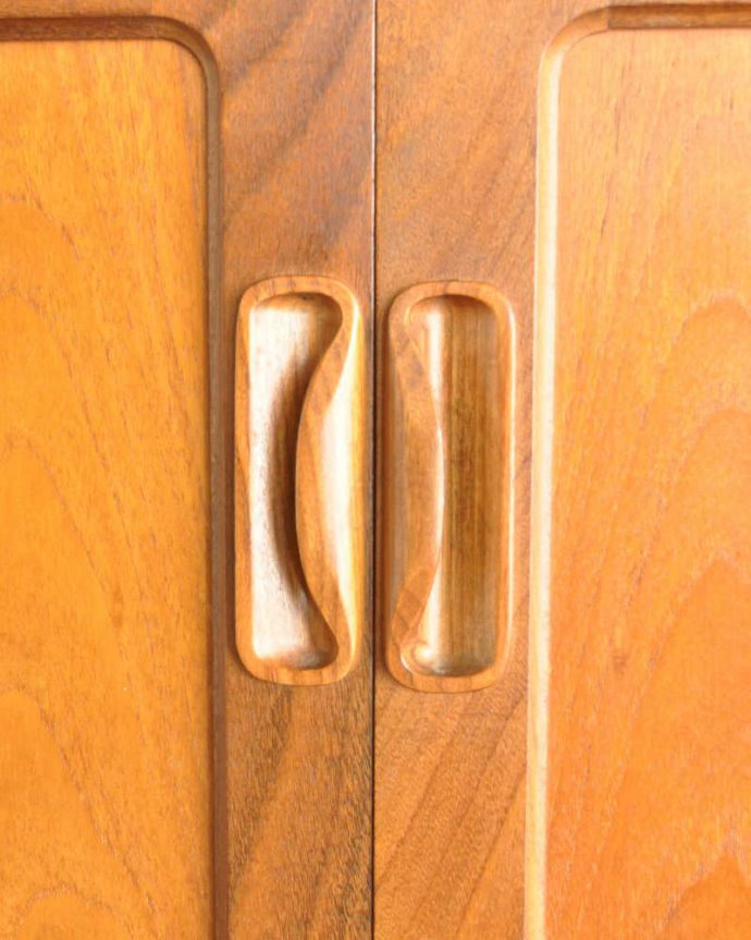 G-PLAN(Gプラン)　アンティーク家具　リビングボードにオススメのヴィンテージ家具、Gプランのサイドボード（G-plan）。扉の木目があたたかさを演出クールなデザインなのに、なんだかほっとするあたたかさ。(x-1035-f)