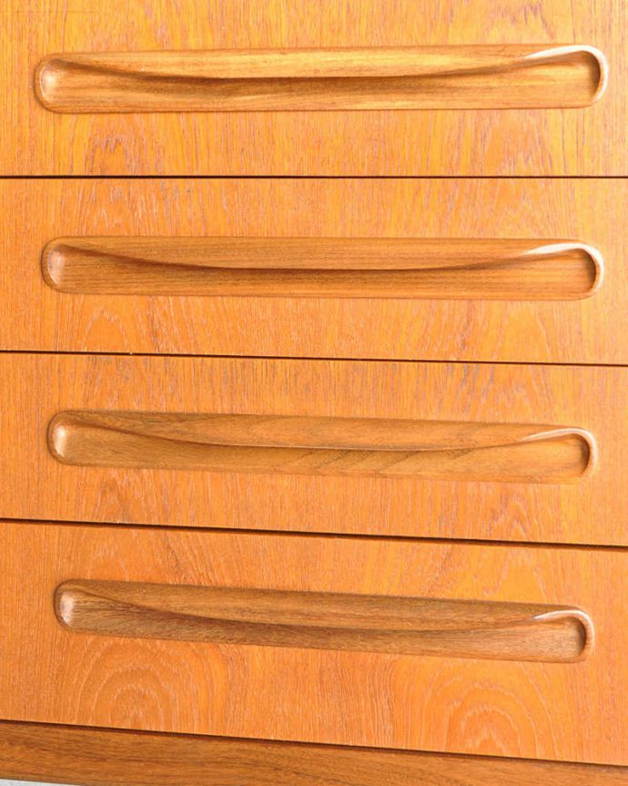 G-PLAN(Gプラン)　アンティーク家具　リビングボードにオススメのヴィンテージ家具、Gプランのサイドボード（G-plan）。デザインの一部になっている取っ手取っ手のデザインもシンプルかつ機能的に。(x-1035-f)