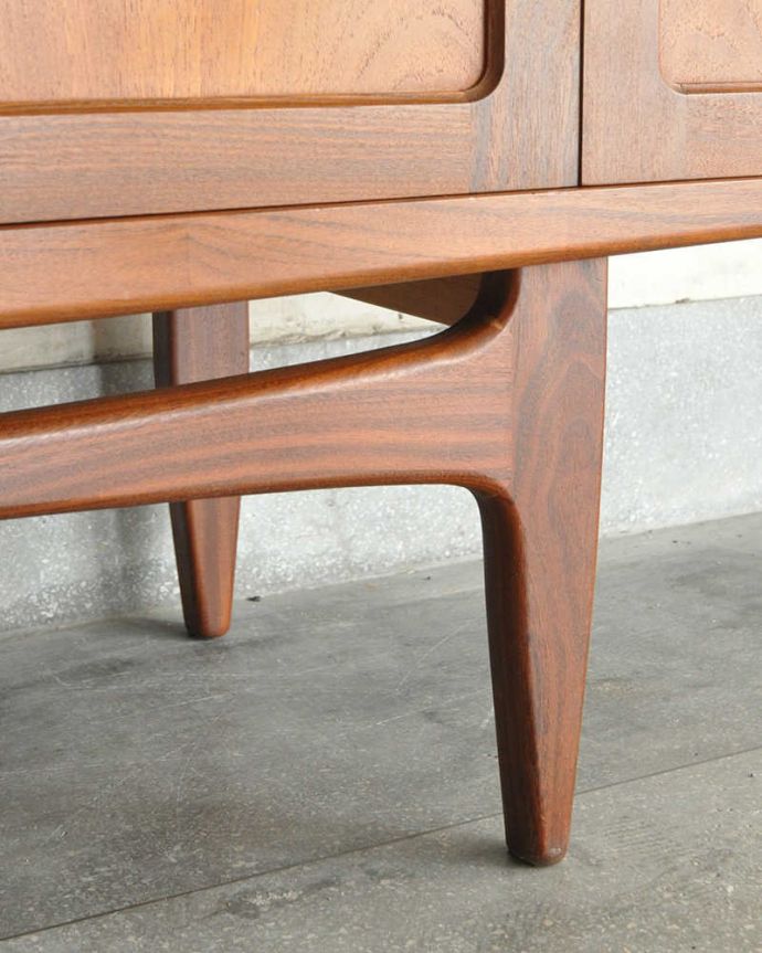 G-PLAN(Gプラン)　アンティーク家具　リビングボードにオススメのヴィンテージ家具、Gプランのサイドボード（G-plan）。スッキリとした脚の裏には…Handleの家具の脚裏にはフェルトキーパーをお付けしています。(x-1035-f)