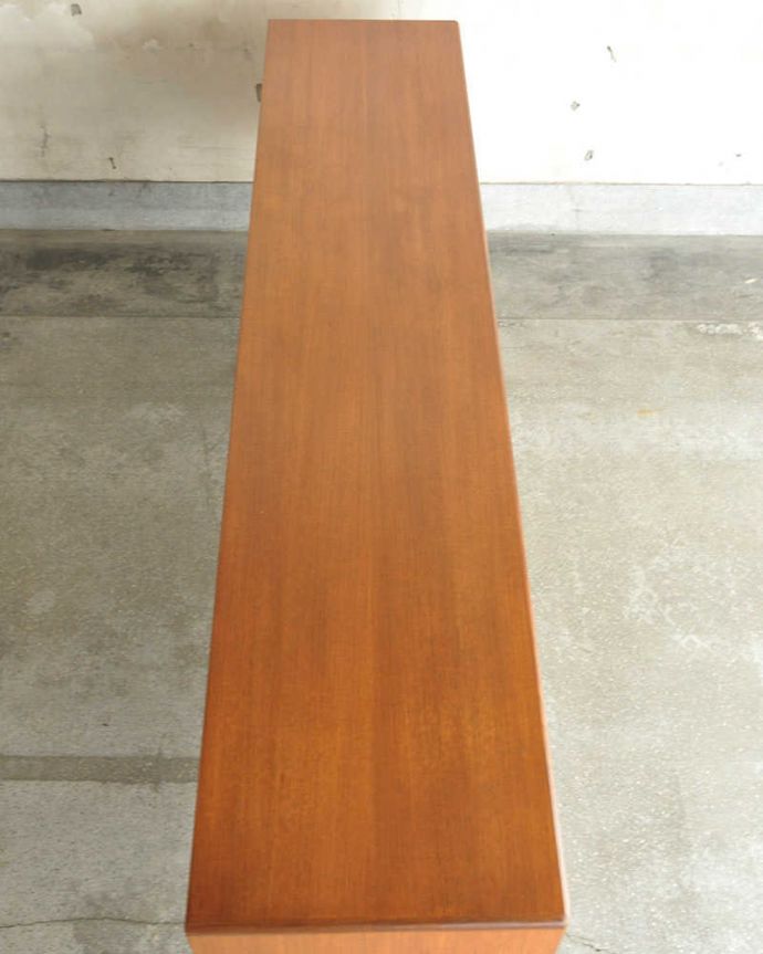 G-PLAN(Gプラン)　アンティーク家具　リビングボードにオススメのヴィンテージ家具、Gプランのサイドボード（G-plan）。天板の塗装もキレイに仕上げましたヴィンテージの家具は修復方法が様々。(x-1035-f)