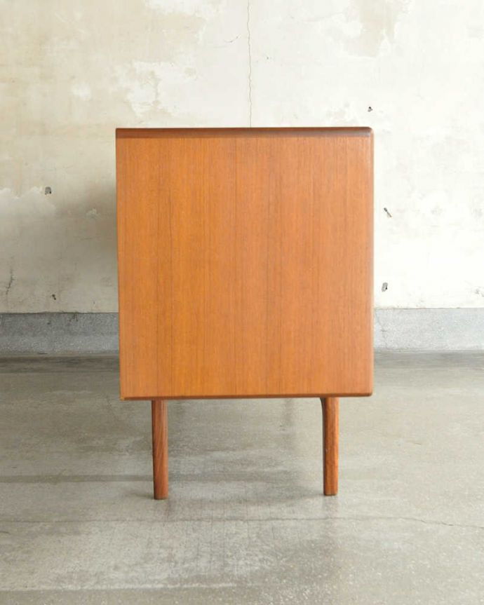 G-PLAN(Gプラン)　アンティーク家具　リビングボードにオススメのヴィンテージ家具、Gプランのサイドボード（G-plan）。横から見てもスッキリどこから見てもスッキリとしてステキなヴィンテージ。(x-1035-f)