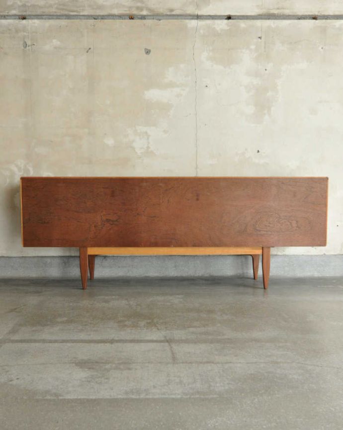 G-PLAN(Gプラン)　アンティーク家具　リビングボードにオススメのヴィンテージ家具、Gプランのサイドボード（G-plan）。もちろん後ろ姿もキレイですビンテージは新品ではないので、もちろん経年変化によるキズはあります。(x-1035-f)