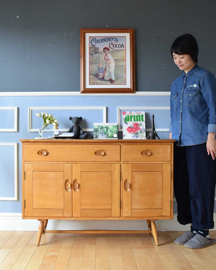 アーコールの家具　アンティーク家具　北欧スタイルにぴったり似合うアーコール社のアンティークサイドボード。人気のヒミツは北欧スタイルのデザインやっぱりスッキリとカッコイイ北欧デザインが人気のサイドボード。(x-1036-f)