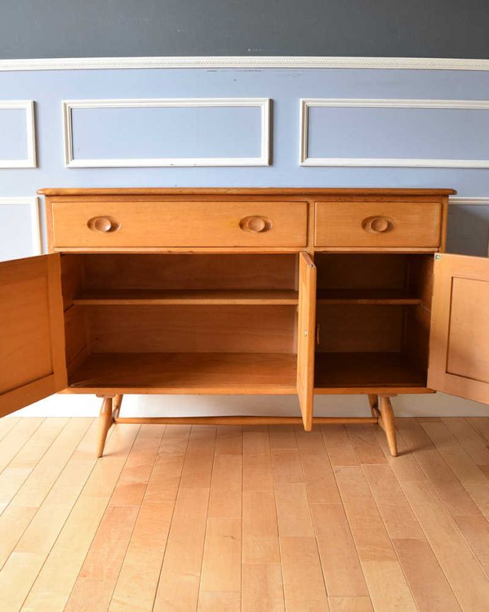 アーコールの家具　アンティーク家具　北欧スタイルにぴったり似合うアーコール社のアンティークサイドボード。扉の奥はたっぷり収納扉を開けると、中にはたっぷりの収納。(x-1036-f)