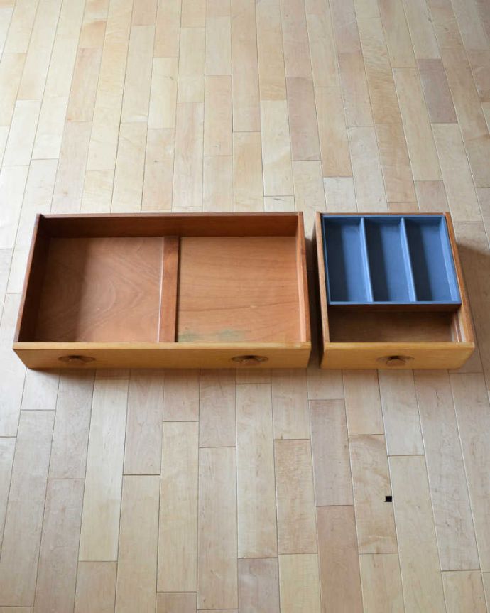 アーコールの家具　アンティーク家具　北欧スタイルにぴったり似合うアーコール社のアンティークサイドボード。キレイにお直ししました引き出しの中も修復の際、専門の職人がキレイにしました。(x-1036-f)