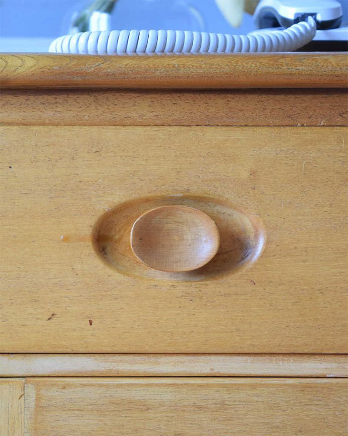 アーコールの家具　アンティーク家具　北欧スタイルにぴったり似合うアーコール社のアンティークサイドボード。デザインの一部になっている取っ手取っ手のデザインもシンプルかつ機能的に。(x-1036-f)