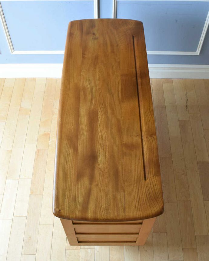 アーコールの家具　アンティーク家具　北欧スタイルにぴったり似合うアーコール社のアンティークサイドボード。天板の塗装もキレイに仕上げましたヴィンテージの家具は修復方法が様々。(x-1036-f)