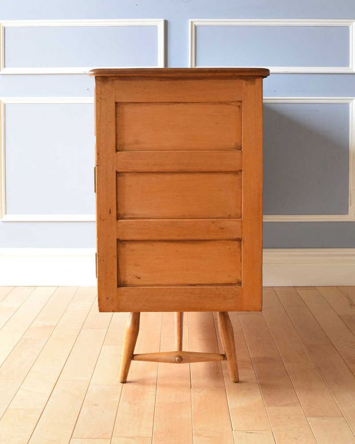 アーコールの家具　アンティーク家具　北欧スタイルにぴったり似合うアーコール社のアンティークサイドボード。横から見てもスッキリどこから見てもスッキリとしてステキなヴィンテージ。(x-1036-f)